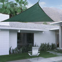 Vela de sombra SUN-NET verde instalada en jardín para reducir el impacto del sol