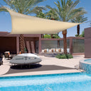 Vela triangular SUN-NET para crear sombra ligera y elegante en zonas exteriores