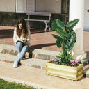 Jardinera rectangular de madera de pino 70x30x28 cm con malla geotextil extraíble, ideal para jardín, terraza o balcón, resistente y lista para usar.