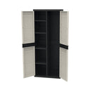 Armario escobero de resina en beige y negro, resistente y funcional, ideal para organizar herramientas, productos de limpieza y más en interiores y exteriores.