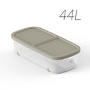 Caja de almacenamiento de 44 litros en color beige, ligera, resistente y versátil, ideal para ropa, juguetes y artículos domésticos.