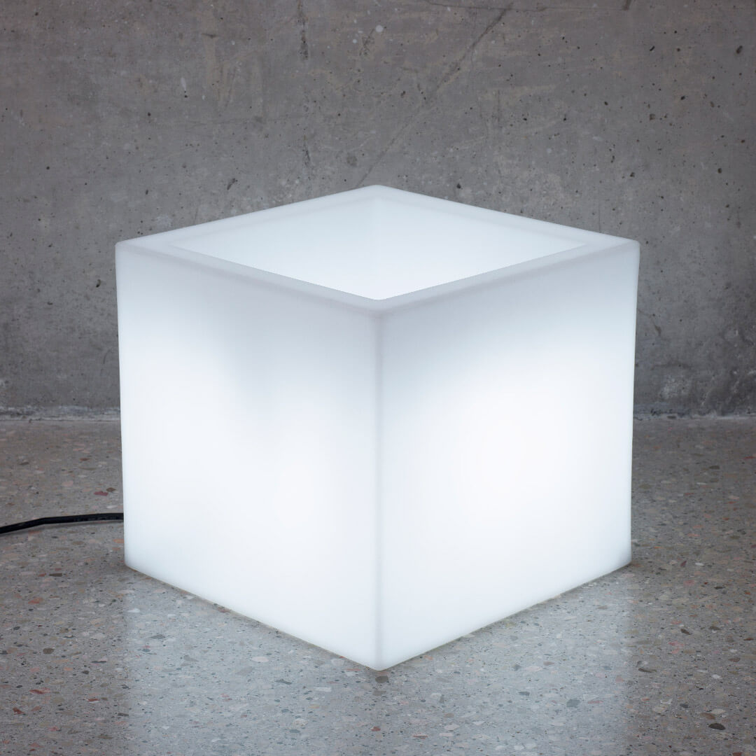 MACETERO CUADRADO LUZ LED CON CABLE NARCISO 40 40X40X36 CM