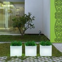 MACETERO CUADRADO LUZ LED CON CABLE NARCISO 40 40X40X36 CM