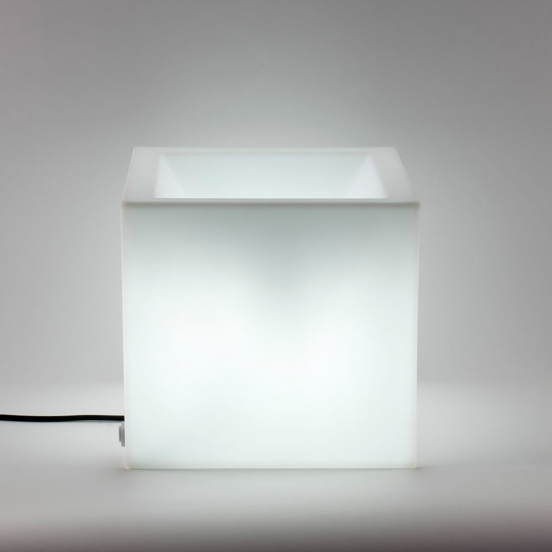 MACETERO CUADRADO LUZ LED CON CABLE NARCISO 50 49X49X45 CM