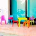 Conjunto Infantil Julieta con mesa roja y 4 sillas multicolor para niños.