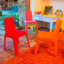 Conjunto Infantil Julieta con mesa roja y 4 sillas multicolor para niños.