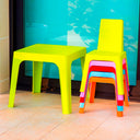 Conjunto Infantil Julieta con mesa naranja y 4 sillas multicolor para niños.