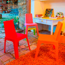 Conjunto Infantil Julieta con mesa naranja y 4 sillas multicolor para niños.