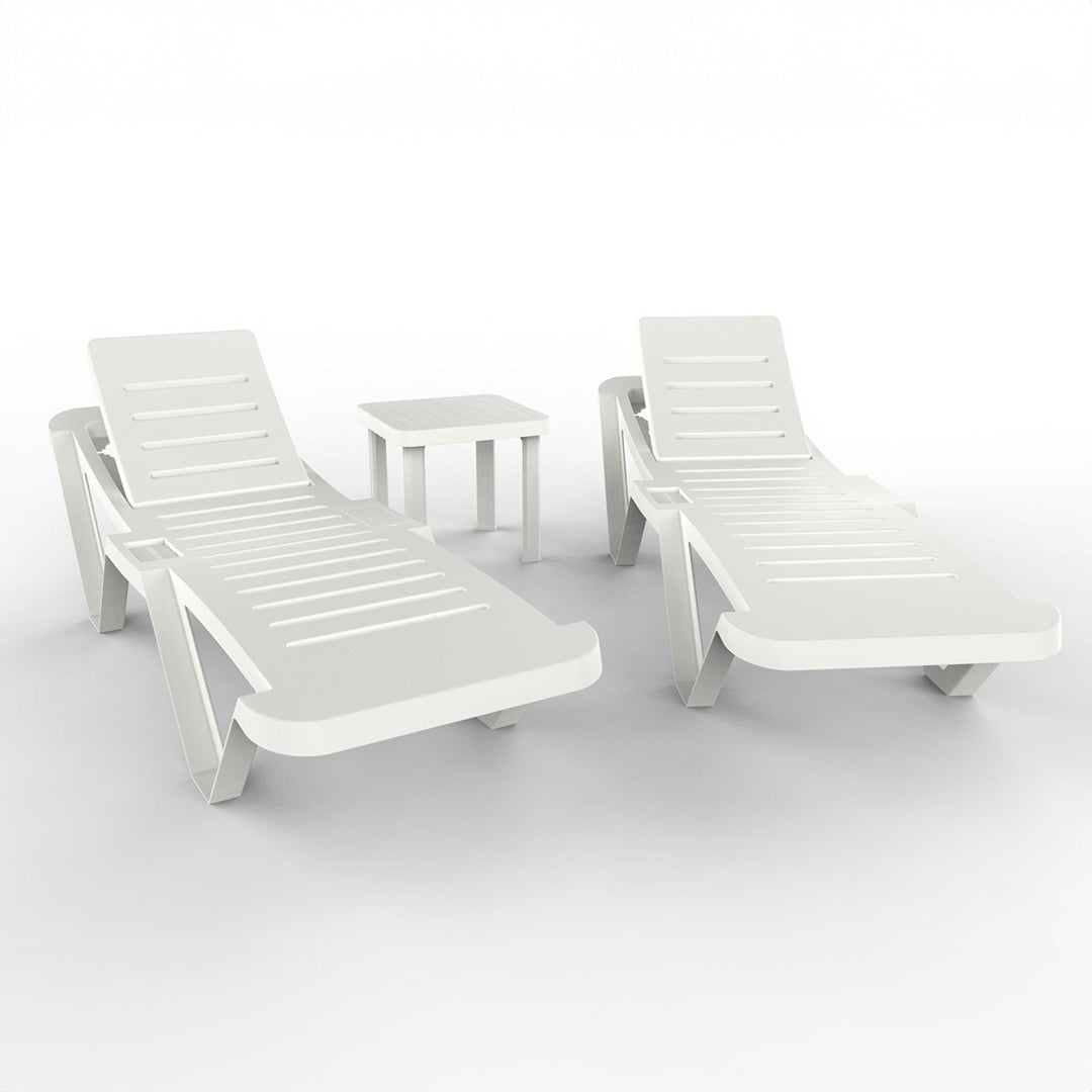 Conjunto Master con 2 tumbonas y mesa en color blanco. Ideal para relajarte en jardines o terrazas. Diseño moderno, resistente y cómodo para exteriores.
