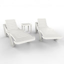 Conjunto Master con 2 tumbonas y mesa en color blanco. Ideal para relajarte en jardines o terrazas. Diseño moderno, resistente y cómodo para exteriores.