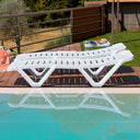 Conjunto Master con 2 tumbonas y mesa en color blanco. Ideal para relajarte en jardines o terrazas. Diseño moderno, resistente y cómodo para exteriores.