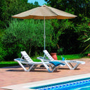 Conjunto Master con 2 tumbonas y mesa en color blanco. Ideal para relajarte en jardines o terrazas. Diseño moderno, resistente y cómodo para exteriores.