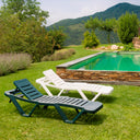 Conjunto Master con 2 tumbonas y mesa en color blanco. Ideal para relajarte en jardines o terrazas. Diseño moderno, resistente y cómodo para exteriores.