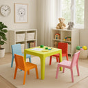 Conjunto Infantil Julieta con mesa verde lima y 4 sillas multicolor para niños.