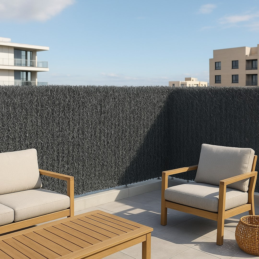 Seto artificial Graphite de alta ocultación en color gris antracita, compuesto por fibras resistentes y 36 varillas, ideal para aportar privacidad y elegancia a jardines, terrazas y balcones urbanos. Resistente a UV, altas temperaturas y lluvia.
