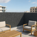Seto artificial Graphite de alta ocultación en color gris antracita, compuesto por fibras resistentes y 36 varillas, ideal para aportar privacidad y elegancia a jardines, terrazas y balcones urbanos. Resistente a UV, altas temperaturas y lluvia.