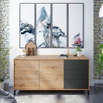 Imagen de mueble aparador en color antracita y madera roble con dos puertas, tres cajones, estantes interiores y patas en la parte inferior, diseño minimalista y funcional.