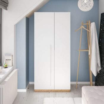 Imagen del armario de dos puertas en color roble y blanco con barra de colgar y tres estantes interiores, una solución de almacenamiento funcional y elegante para el dormitorio.