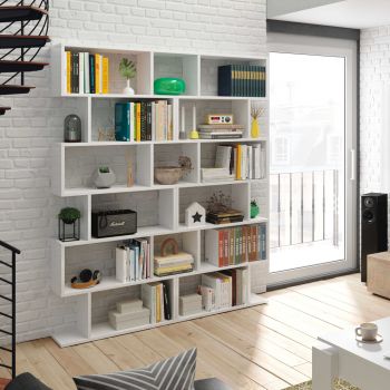 Estantería en blanco brillo con estantes abiertos y diseño moderno, ideal para sala de estar o despacho en casa.